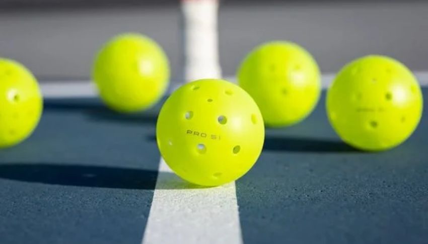 Khi nhập sỉ bóng Pickleball, người bán nên lựa chọn sản phẩm phù hợp với từng điều kiện thi đấu