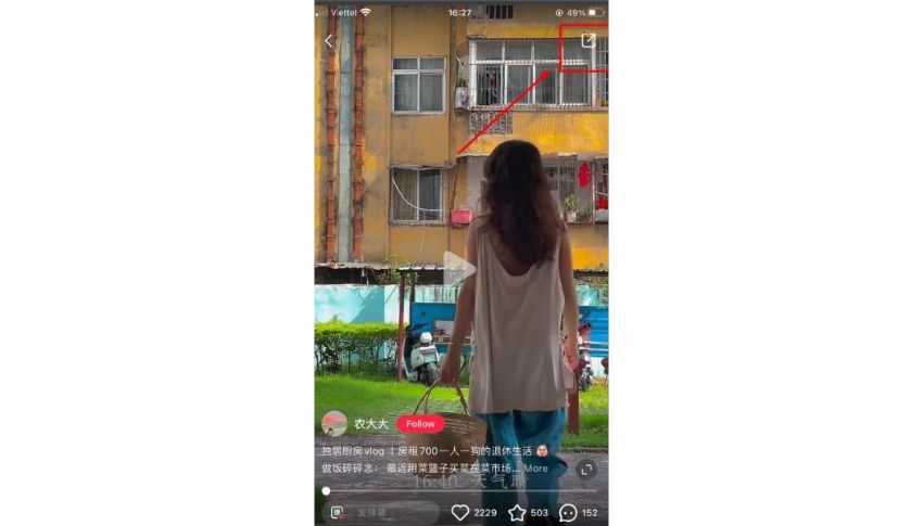 Chọn biểu tượng chia sẻ trên góc phải màn hình