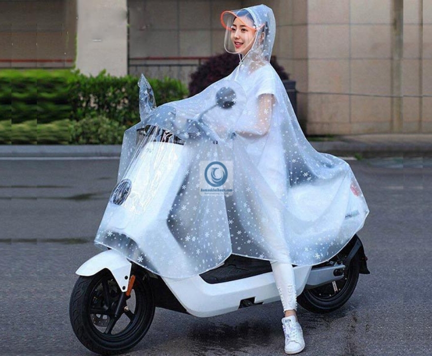 Mua áo mưa trong suốt tại các chợ đầu mối, cửa khẩu
