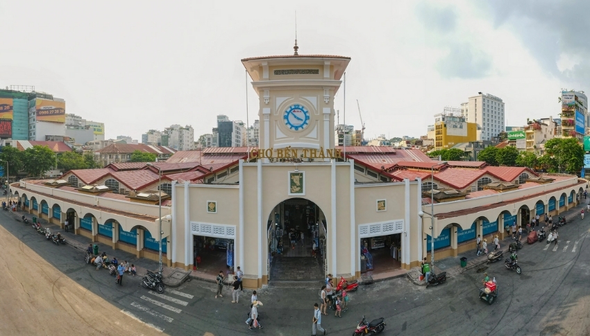 Chợ Bến Thành là một trong các chợ đầu mối quần áo ở TPHCM