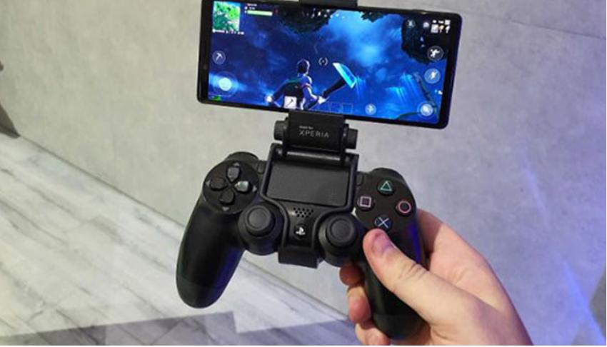 tay-cam-choi-game-dien-thoai-la-gi.jpg