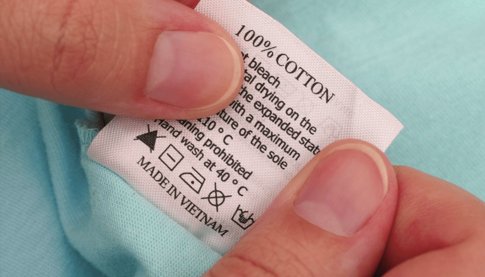 Dán nhãn hàng hóa cho quần áo China nhập khẩu